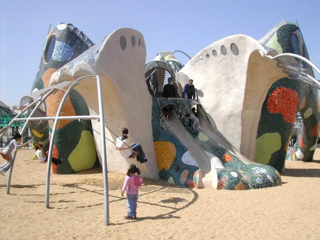 2 מגלשות ו5 נדנדות 