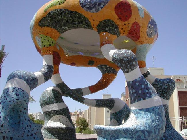 "מדוזה" משחק השתקפות של שמש ושילב צבעים בפסל