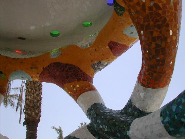 שמש העוברת דרך 7 חלונות צבעוניים חוזרת לתקרה