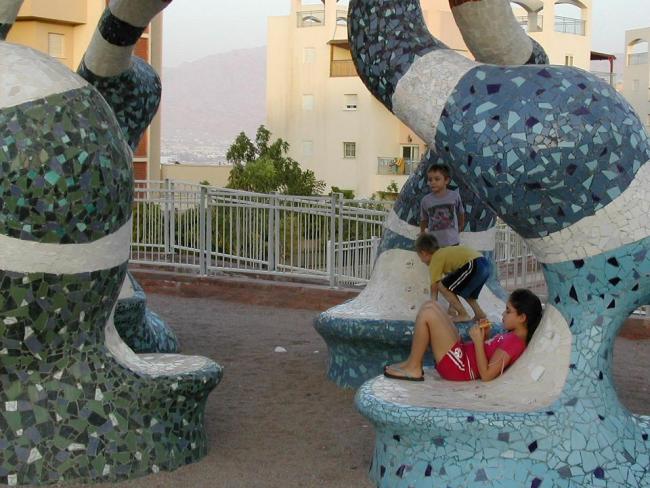 רגלי פסל גם ספסלים וגם אלמנטים של משחק 