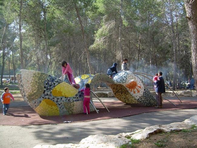 ילדים על פסל &quot;נמלה&quot; בפארק