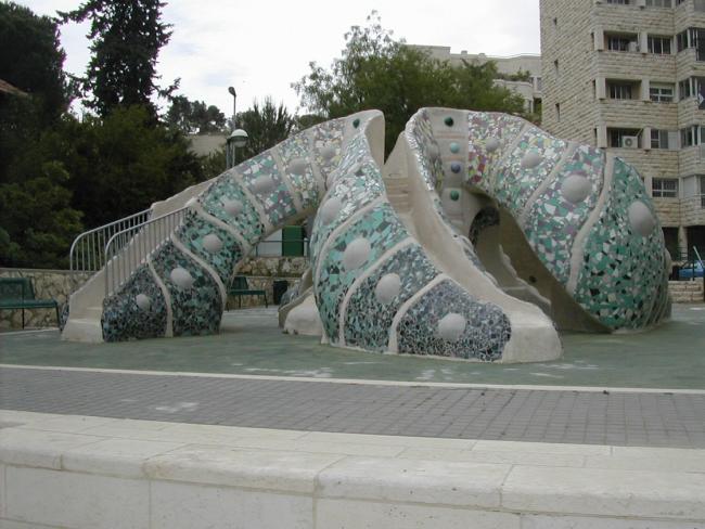 פסל משחק &quot;כוכב ים&quot; ליד מוזאון ישראל