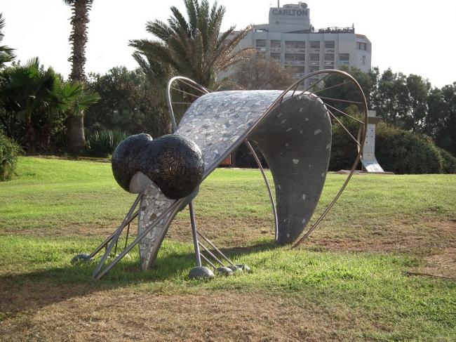 פסל ,יתוש&quot; מלון &quot;הילטון&quot; תל אביב