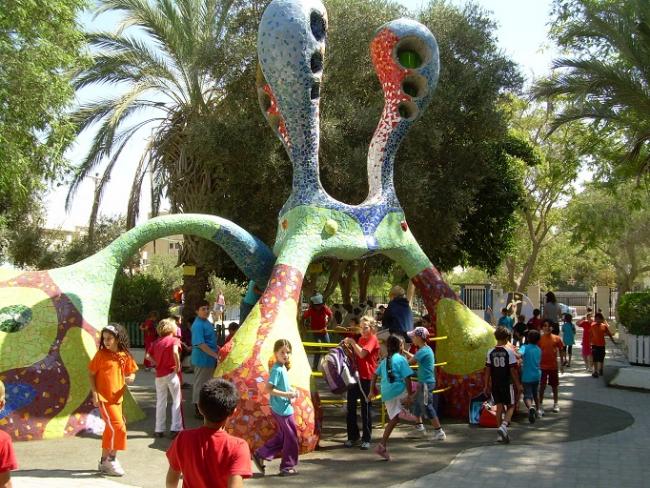 ילדים מאוד אוהבים את הפסל