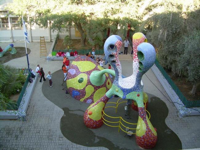 פסל בחצר בית ספר