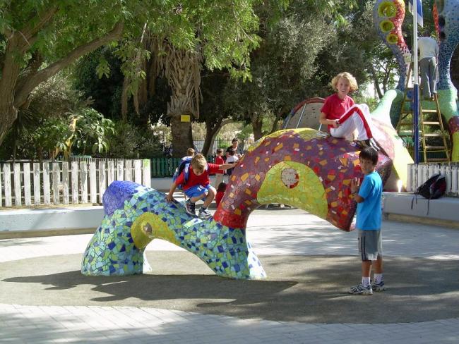 ילדים בהפסקה על הכלבלב