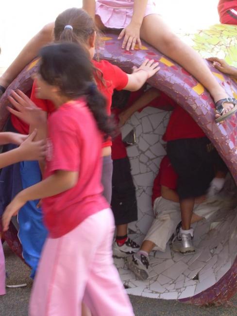 ילדים משחקים ונהנים 