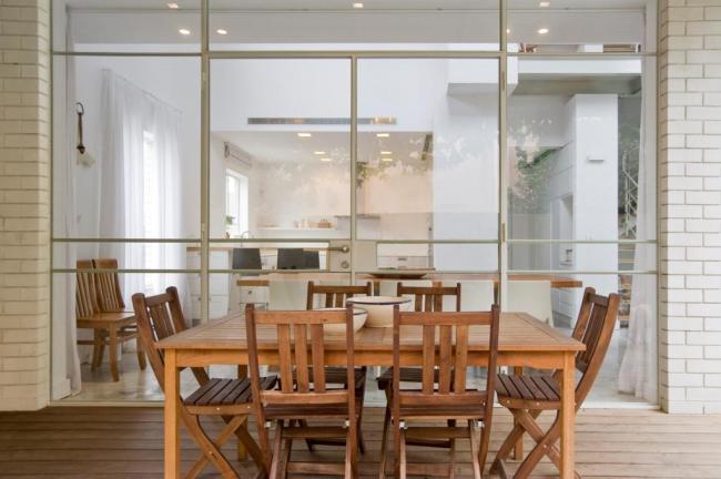 מבט מפינת האוכל החיצונית 