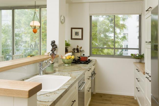 הכנסת החוץ הירוק פנימה למטבח הפתוח 