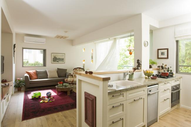 המטבח וחלל המגורים בדיאלוג מתמיד 