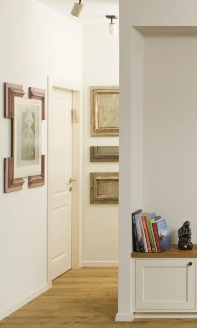 מסגרות עץ ישנות וצבועות מלוות לחלל הפרטי 