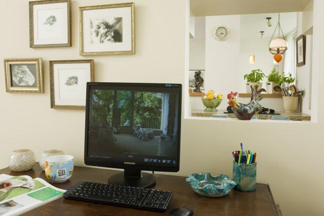 חלון הצצה מחר בין פינת העבודה למטבח / למרחב 