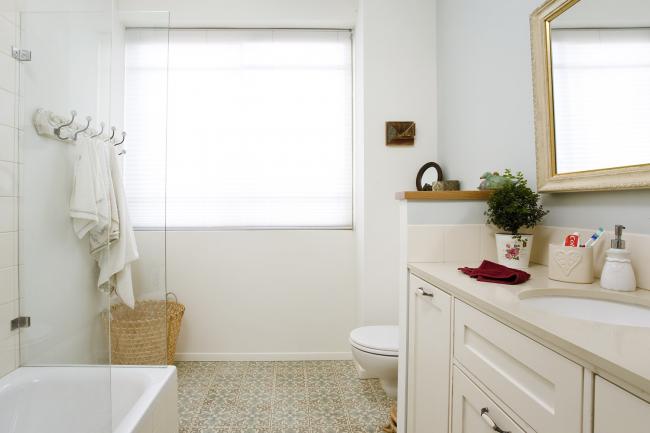 קיר התכלת מדגיש את המרצפות המצויירות 