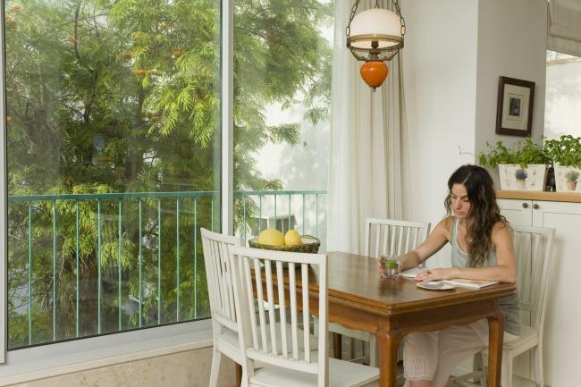 פינת האוכל המוקפת בירוק 