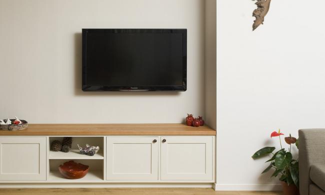 פלטת העץ בחלל המגורים זהה למטבח -לחיבור החללים 