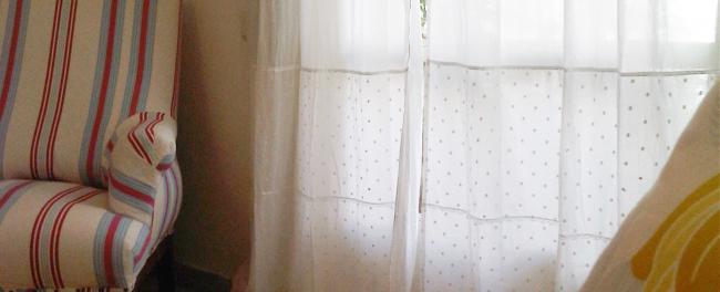 וילונות לבנים רכים מתנופנפים