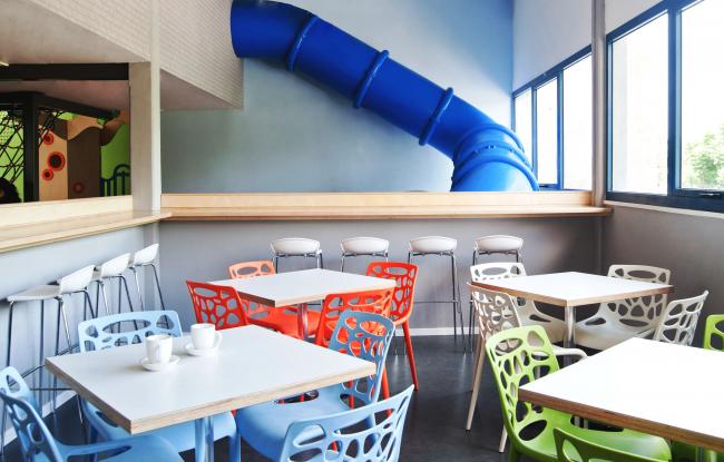 בית הקפה,דלפק הצופה לחלל הפעילות והמגלשה 