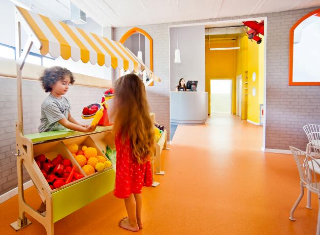 השוק ומבט לדלפק הכניסה