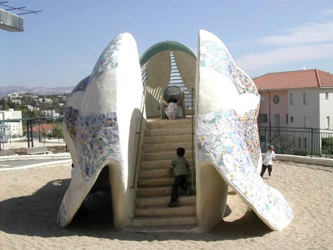 פסל &quot;צפרדע&quot;, מדרגות עליה לתצפית ומגלשה