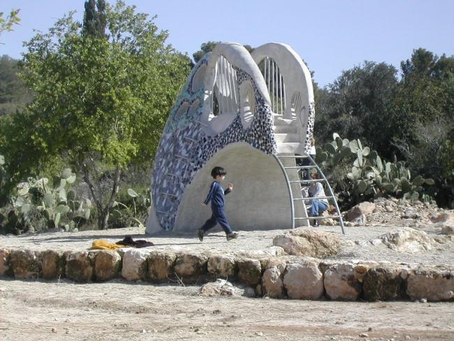 פסל "פרפר" עם סולמות ומגלשה