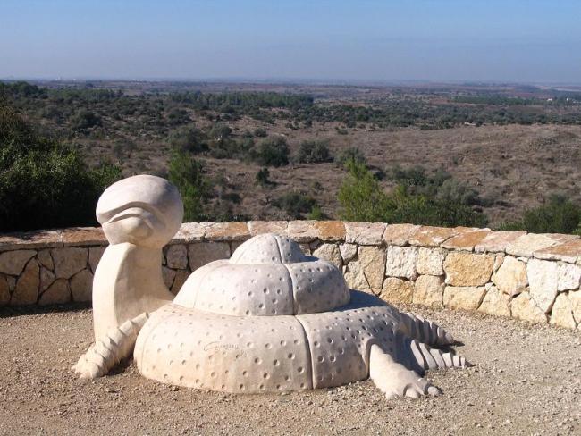פסל "צב" בנקודת תצפית לעמק