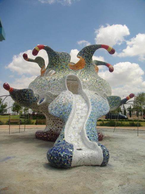 "פרח אגדות" עם מגלשה