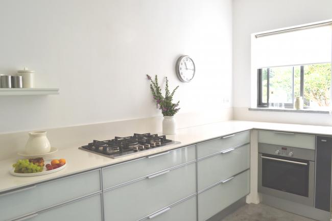 מטבח מואר ומאוורר,מבט לירוק שבחוץ