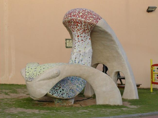 פסל "דג מעופף", בית ספר היובל, אילת