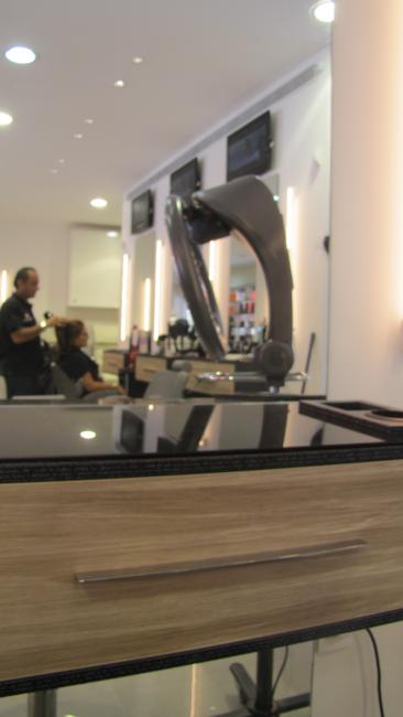 עיצוב מספרה - עיצוב עמדת ספר