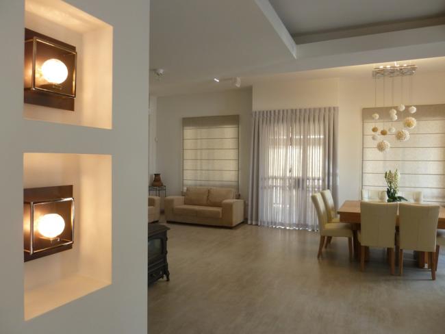 נישה  מוארת מול הכניסה