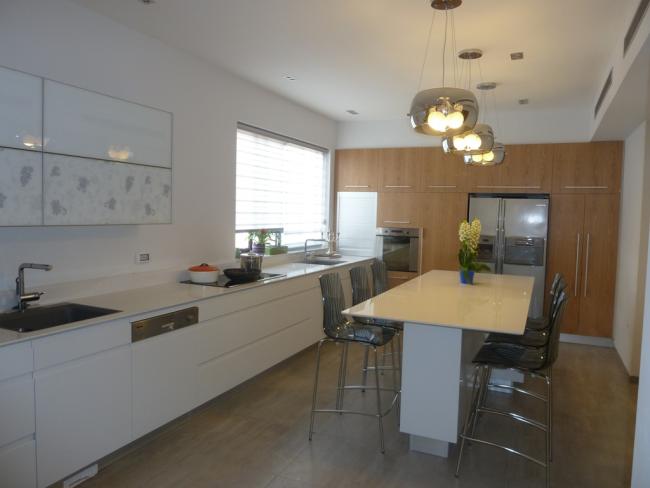 מטבח גדול עם אי מואר במרכז