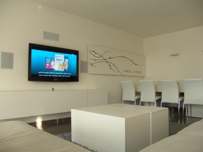 הסלון בקוים נקיים,מזנון מרחף ופינת האוכל תואמת