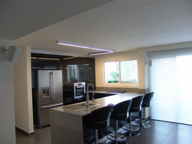 המטבח השחור עם משטח עבודה רחב 