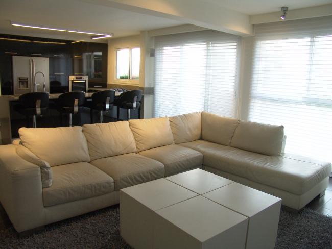 מבט מהסלון למטבח