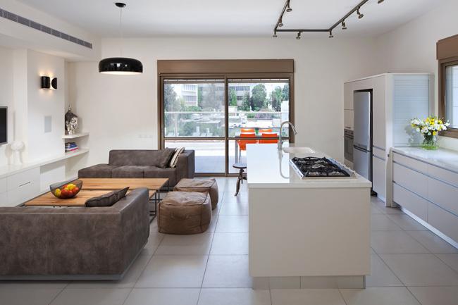 מטבח פתוח וגופי תאורה מודרניים