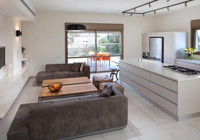 אי עבודה גדול וברקע המרפסת