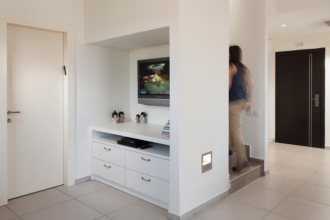 שידת משחקים עמוקה מנצלת את החלל מתחת למדרגות