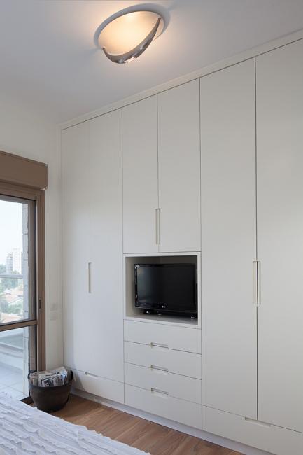 ארון הבגדים של ההורים מכיל גם טלויזייה