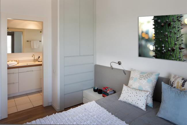 ארון אפרפר וברקע חדר הרחצה של ההורים