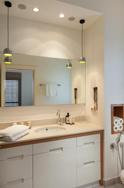 בקרניז שקועים רמקולים בשילוב גופי תאורה