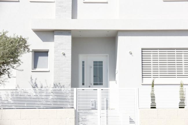 חזית ודלת הכניסה.