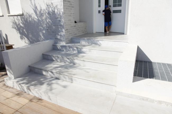 מדרגות הכניסה.