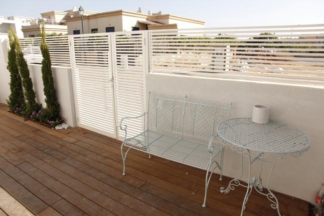 מבט לכניסה.