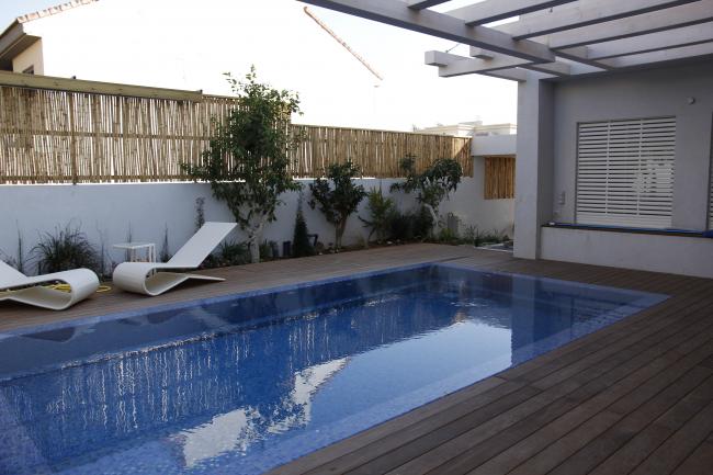 מבט אל החצר והבריכה.