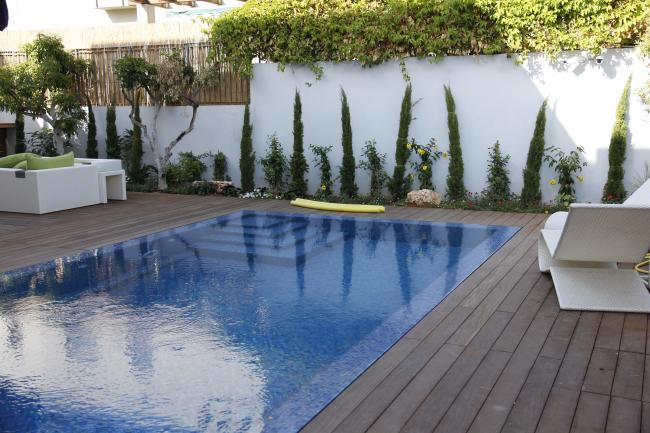 מבט אל החצר והבריכה.