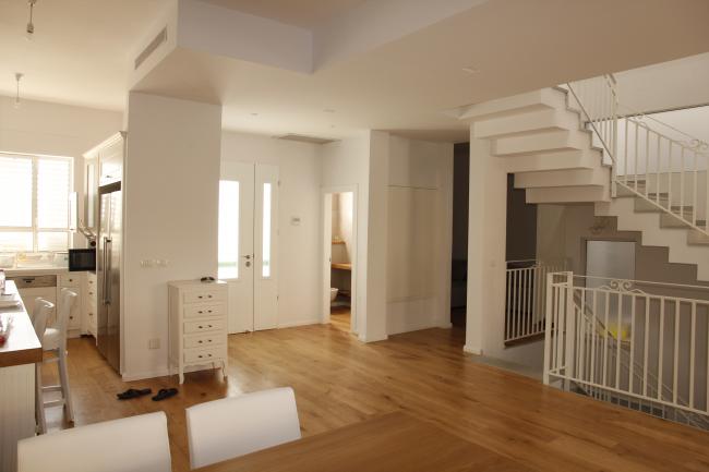 מבט אל חלל הכניסה והמטבח.