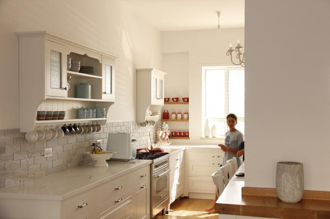 מבט אל המטבח.