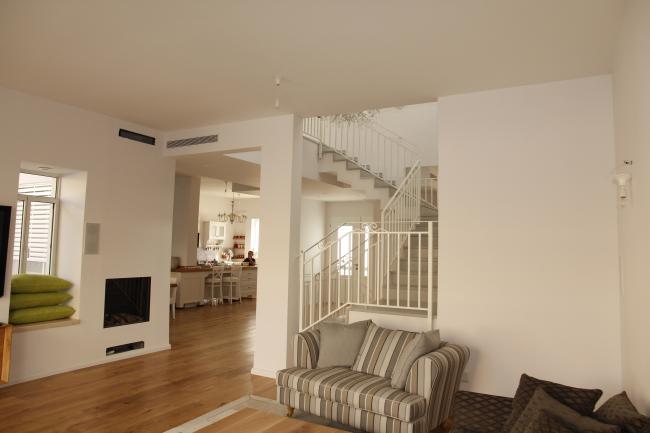 מבט מחלל המגורים.