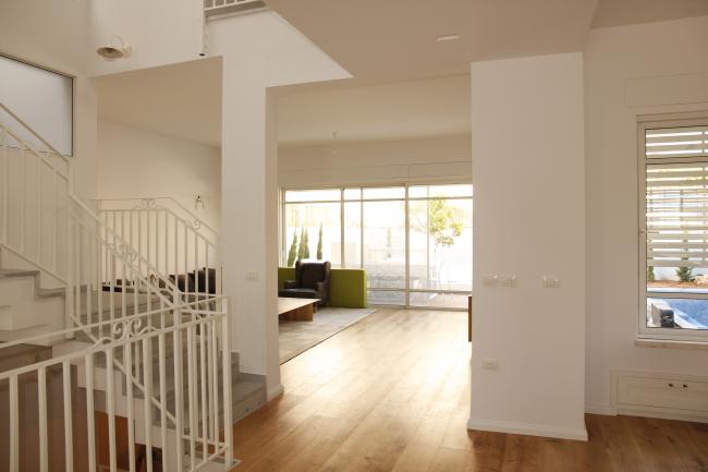 מבט פנים אל חלל המגורים.