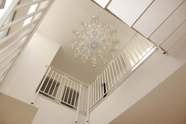 חלל המדרגות ונברשת תלויה.